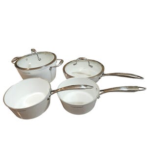 Könnte beinhalten: Ein Set aus weißem und silbernem Kochgeschirr, darunter zwei Töpfe, ein Topf mit Griffen und zwei Deckel. Das Kochgeschirr hat eine glänzende, metallische Oberfläche.