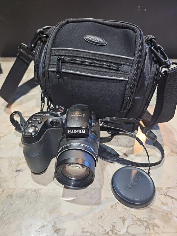 Fujifilm Finepix S1000 10.0MP Stabilized Zoom Digital Camera 12x