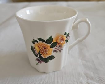Tasses à thé Royal Grafton roses jaunes en porcelaine tendre