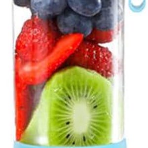 Pu&ograve; includere: Un frullatore portatile blu con un contenitore trasparente pieno di mirtilli, fragole e kiwi. Il frullatore ha un interruttore on/off e una porta di ricarica.