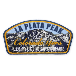 Può includere: Una toppa ricamata blu e gialla con una catena montuosa e il testo "La Plata Peak Colorado 14ers 14,336 ft (4,370 m) Sawatch Range".