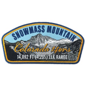 Puede incluir: Parche bordado con una escena de la cordillera con el texto "Snowmass Mountain Colorado 14ers". El parche incluye la elevación de 4.295 metros y el nombre de Elk Range. El parche tiene un esquema de color azul, amarillo y negro.