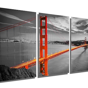K&ouml;nnte beinhalten: Ein Schwarzwei&szlig;foto der Golden Gate Bridge in San Francisco, Kalifornien. Die Br&uuml;cke ist in Orange beleuchtet, der Rest des Bildes ist in Schwarzwei&szlig;. Die Br&uuml;cke ist ein beliebtes Touristenziel und ein Symbol der Stadt.