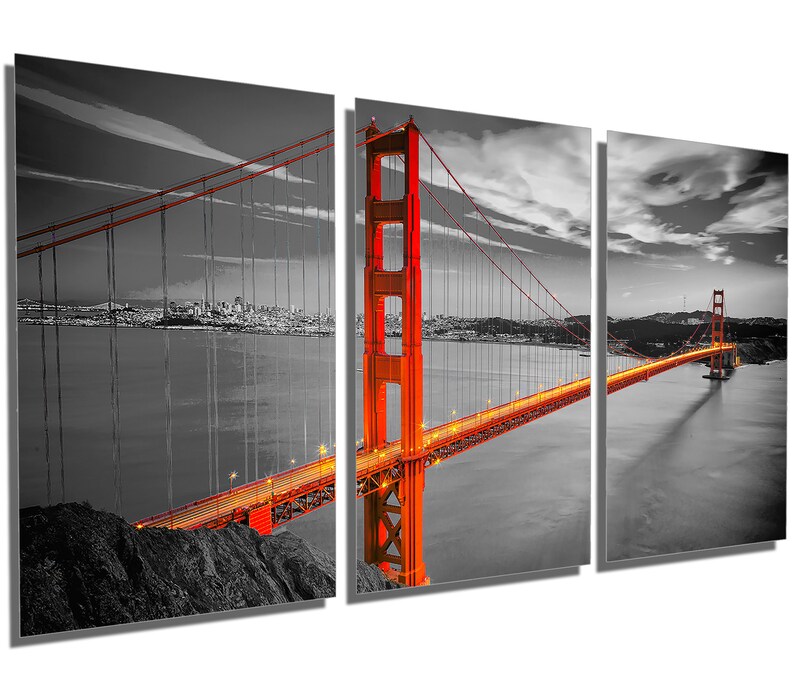 K&ouml;nnte beinhalten: Ein Schwarzwei&szlig;foto der Golden Gate Bridge in San Francisco, Kalifornien. Die Br&uuml;cke ist in Orange beleuchtet, der Rest des Bildes ist in Schwarzwei&szlig;. Die Br&uuml;cke ist ein beliebtes Touristenziel und ein Symbol der Stadt.