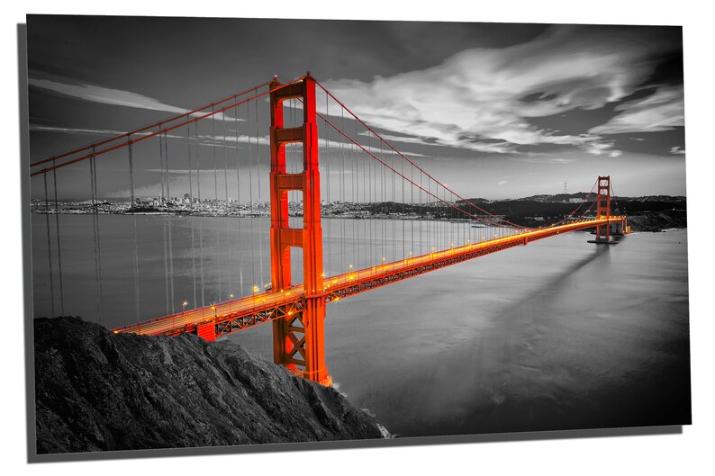 K&ouml;nnte beinhalten: Ein Schwarzwei&szlig;foto der Golden Gate Bridge in San Francisco, Kalifornien. Die Br&uuml;cke ist in Orange beleuchtet, w&auml;hrend Himmel und Wasser in Schwarzwei&szlig; gehalten sind.