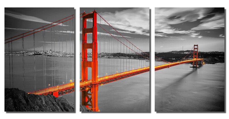 K&ouml;nnte beinhalten: Ein Schwarzwei&szlig;foto der Golden Gate Bridge in San Francisco, Kalifornien. Die Br&uuml;cke ist in Orange beleuchtet, w&auml;hrend der Rest des Bildes in Schwarzwei&szlig; gehalten ist. Die Br&uuml;cke ist ein beliebtes Touristenziel und ein Symbol der Stadt.