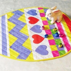 イースターエッグキルティングテーブルランナーパターン