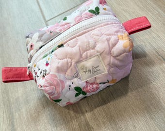 ピンクの花柄ボックス型メイクアップバッグ