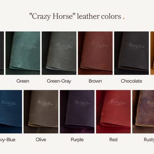 K&ouml;nnte beinhalten: Eine Farbkarte mit "Crazy Horse" Leder in verschiedenen Farbt&ouml;nen. Das Bild zeigt Muster in Schwarz, Gr&uuml;n, Graugr&uuml;n, Braun, Schokolade, Ingwer, Marineblau, Olive, Lila, Rot und Rost. Jedes Muster hat ein gepr&auml;gtes Logo.