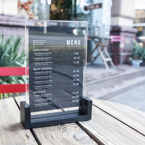 Plaque de table transparente : porte-menu personnalisé en acrylique avec base en bois de frêne