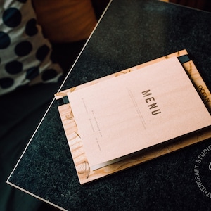Drewniany uchwyt na menu, spersonalizowana tablica menu, drewniane menu, spersonalizowana osłona menu, menu na stół, menu restauracji, menu drinków, menu baru, menu win