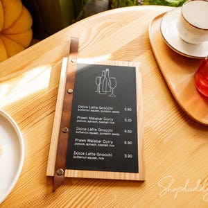 Support de menu personnalisé en bois avec bracelet en cuir - Tableau de menu parfait pour les menus de café, de bar ou de restaurant, les présentoirs élégants pour la carte des cocktails ou des vins