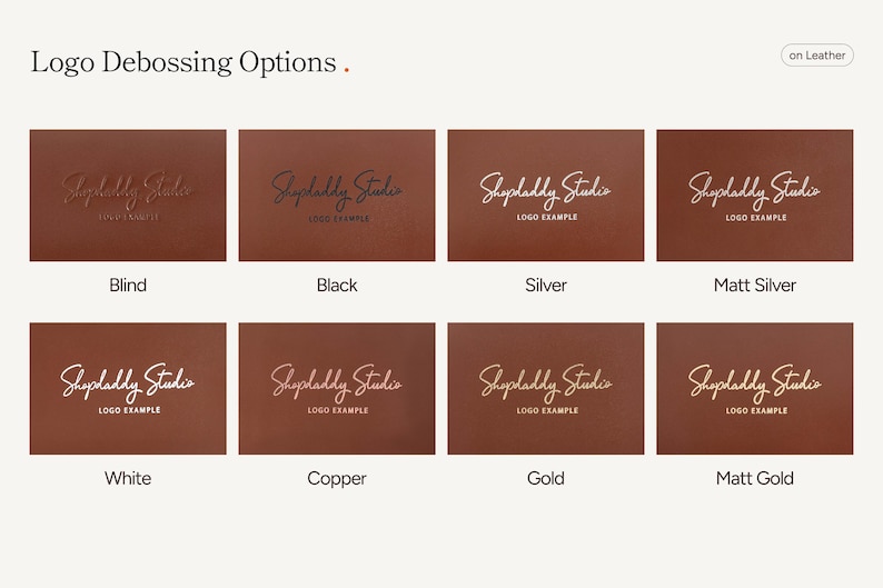 K&ouml;nnte beinhalten: Bild mit Logopr&auml;geoptionen auf Leder. Acht braune Lederquadrate zeigen das Logo "Shopdaddy Studio" in verschiedenen Farben: blind, schwarz, silber, matt silber, wei&szlig;, kupfer, gold und matt gold.
