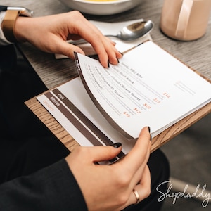 Kundenspezifischer hölzerner Menühalter mit Logo, personalisierte hölzerne Menübord für Restaurants, Bars und Cafés, moderne Cocktail- und Weinkartenanzeige