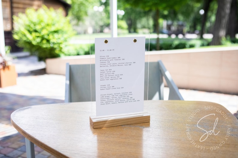 Soporte de menú acrílico con base de madera de fresno: Exhibidor de menú de mesa de doble cara para restaurantes