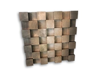 Puede incluir: Una pieza de arte de pared hecha de bloques de madera en varios tonos de marrón y beige. Los bloques están dispuestos en un patrón escalonado, creando un aspecto texturizado y moderno.