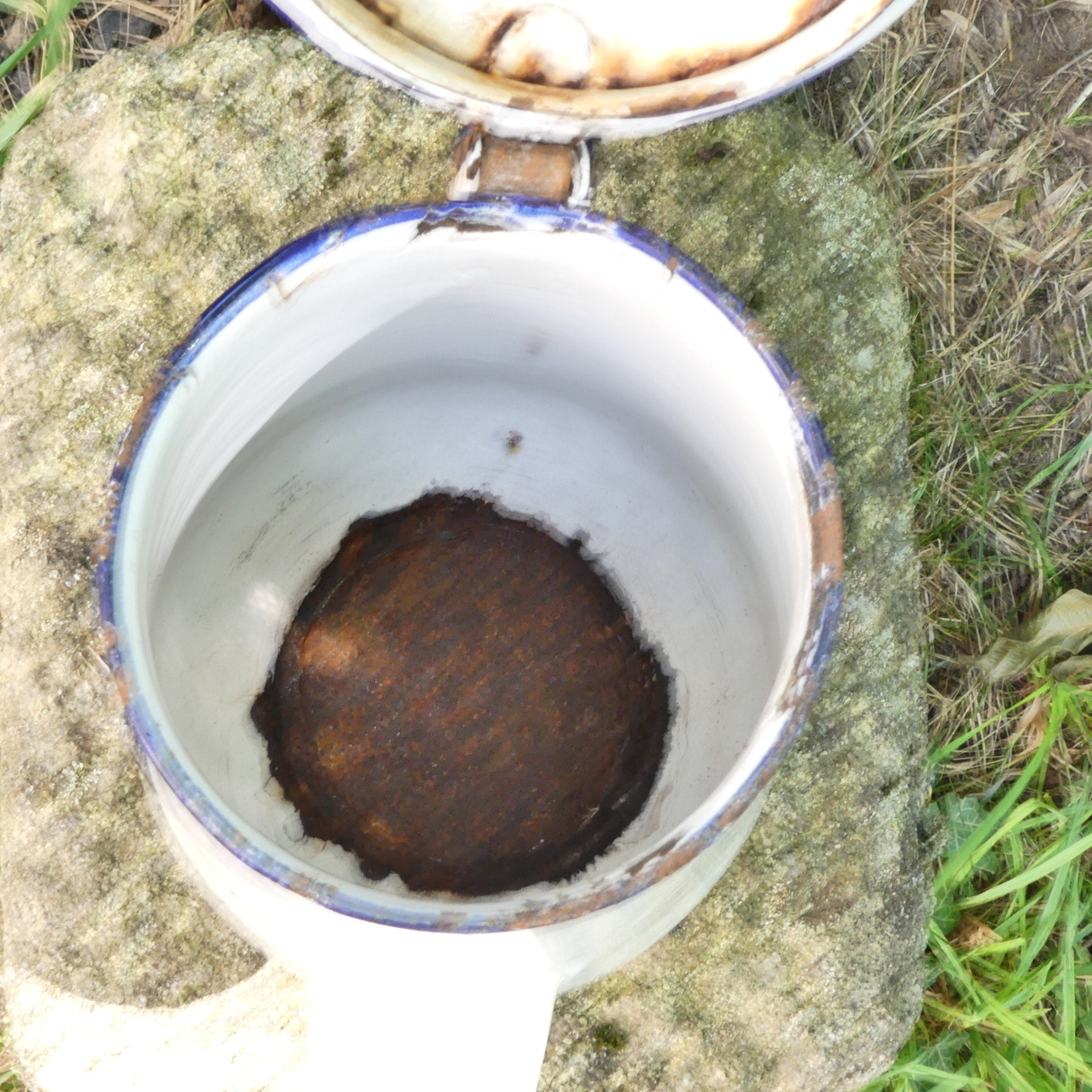 アンティークホワイトエナメルメタルコーヒーポット：フランスの