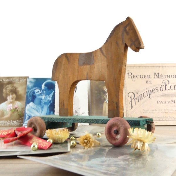 Ancien petit cheval en bois 1910-1920, jouet ancien en bois artisanal, vieux jouet cheval sur roulettes, cheval sur roulettes