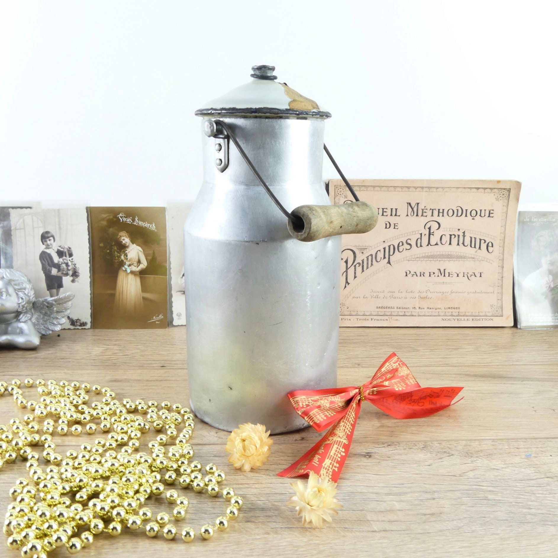 Large aluminum milk pot, vintage milk can, old milk bottle, old farm pot