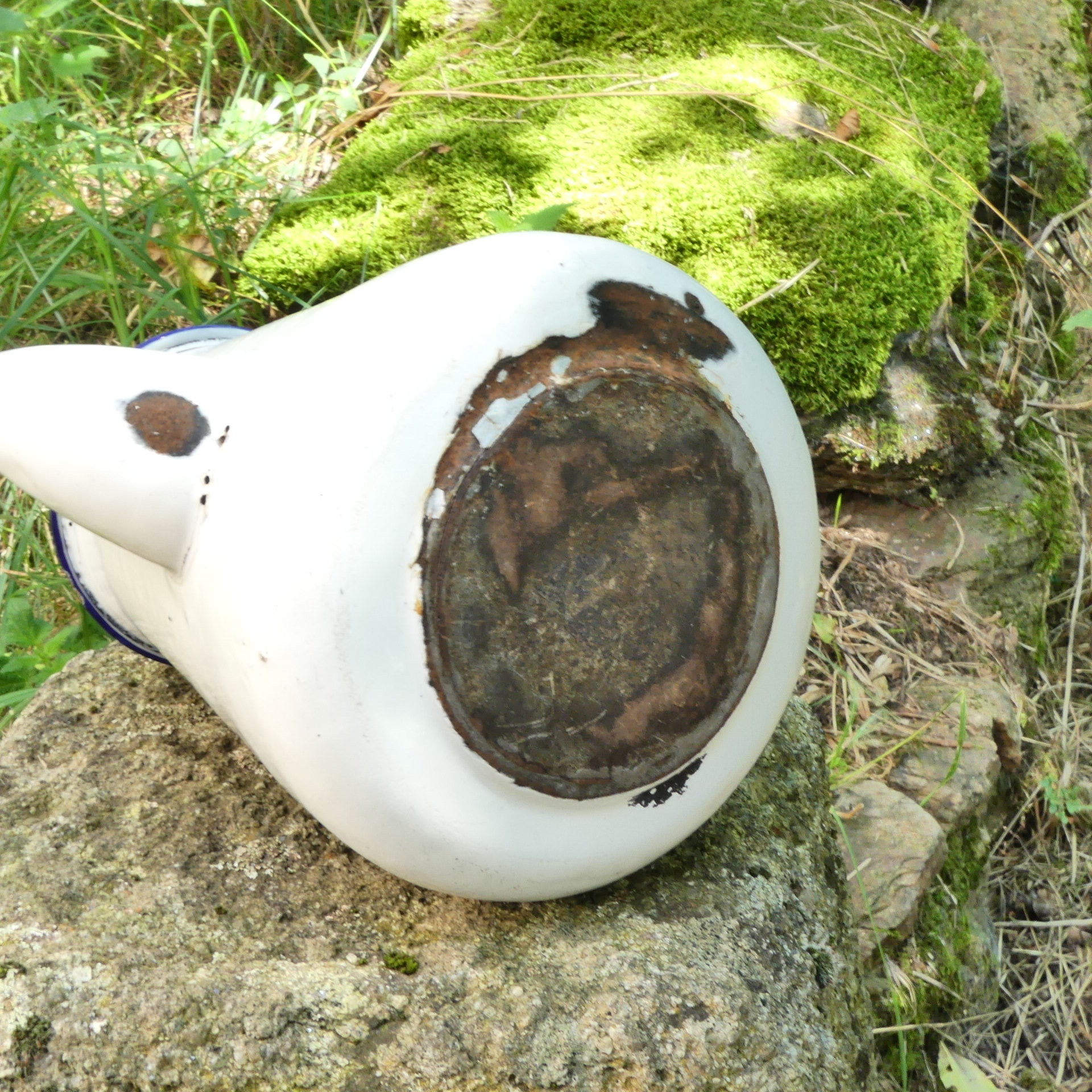 アンティークホワイトエナメルメタルコーヒーポット：フランスの