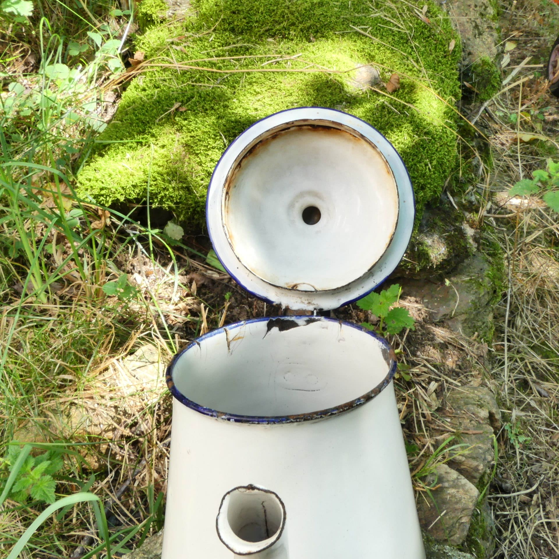 アンティークホワイトエナメルメタルコーヒーポット：フランスの