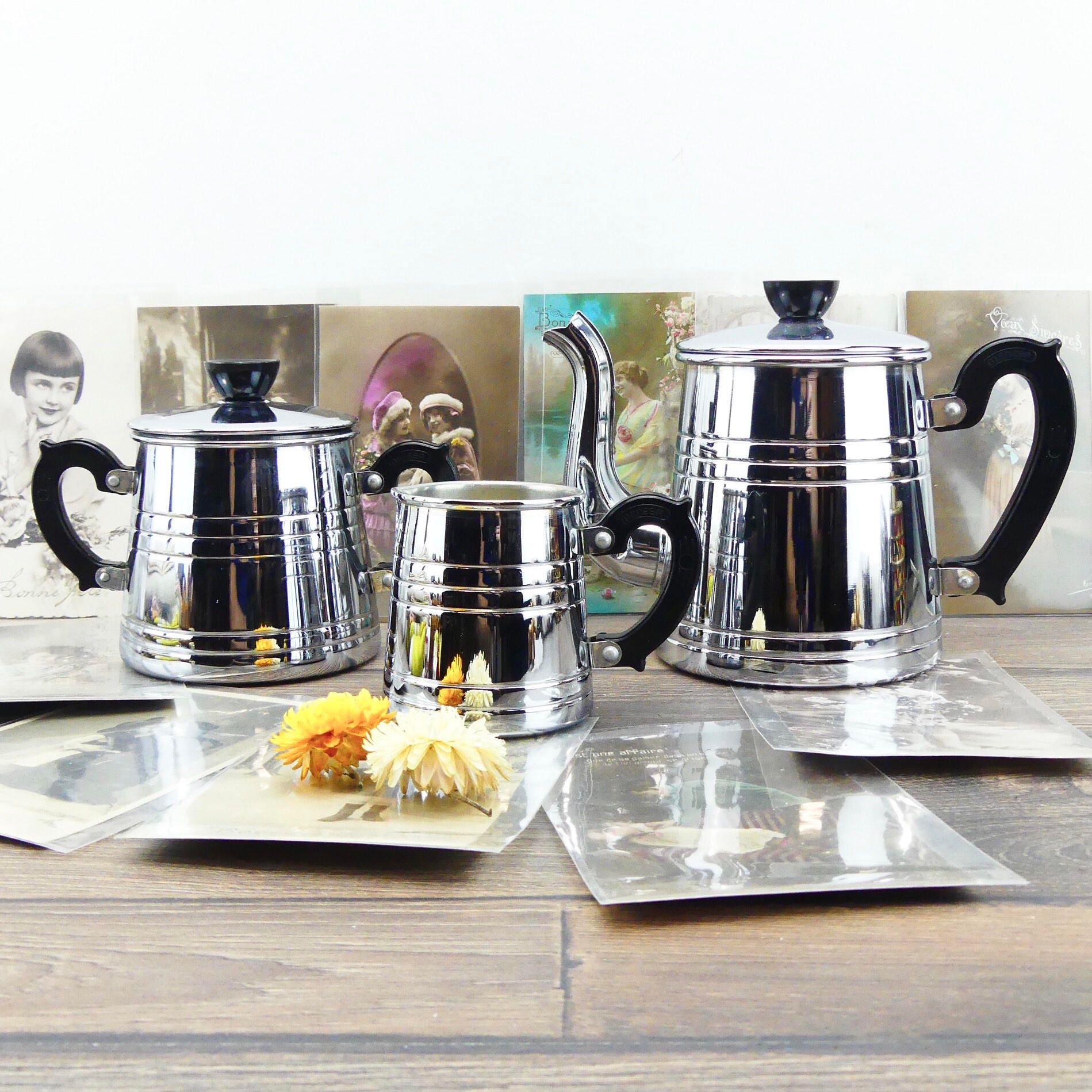 Ensemble cafetière, théière, pot à lait, sucrier et plateau de