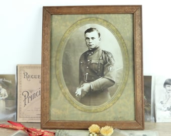 Alter Rahmen aus dem frühen 20. Jahrhundert mit einem Foto eines Soldaten, altes Militärfoto, altes Schwarzweißfoto