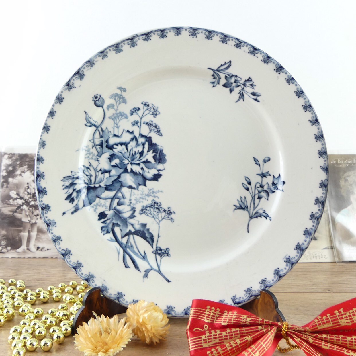 2 Sarreguemines Vega plates decorated with blue flowers 1920s, French flat plates shabby chic