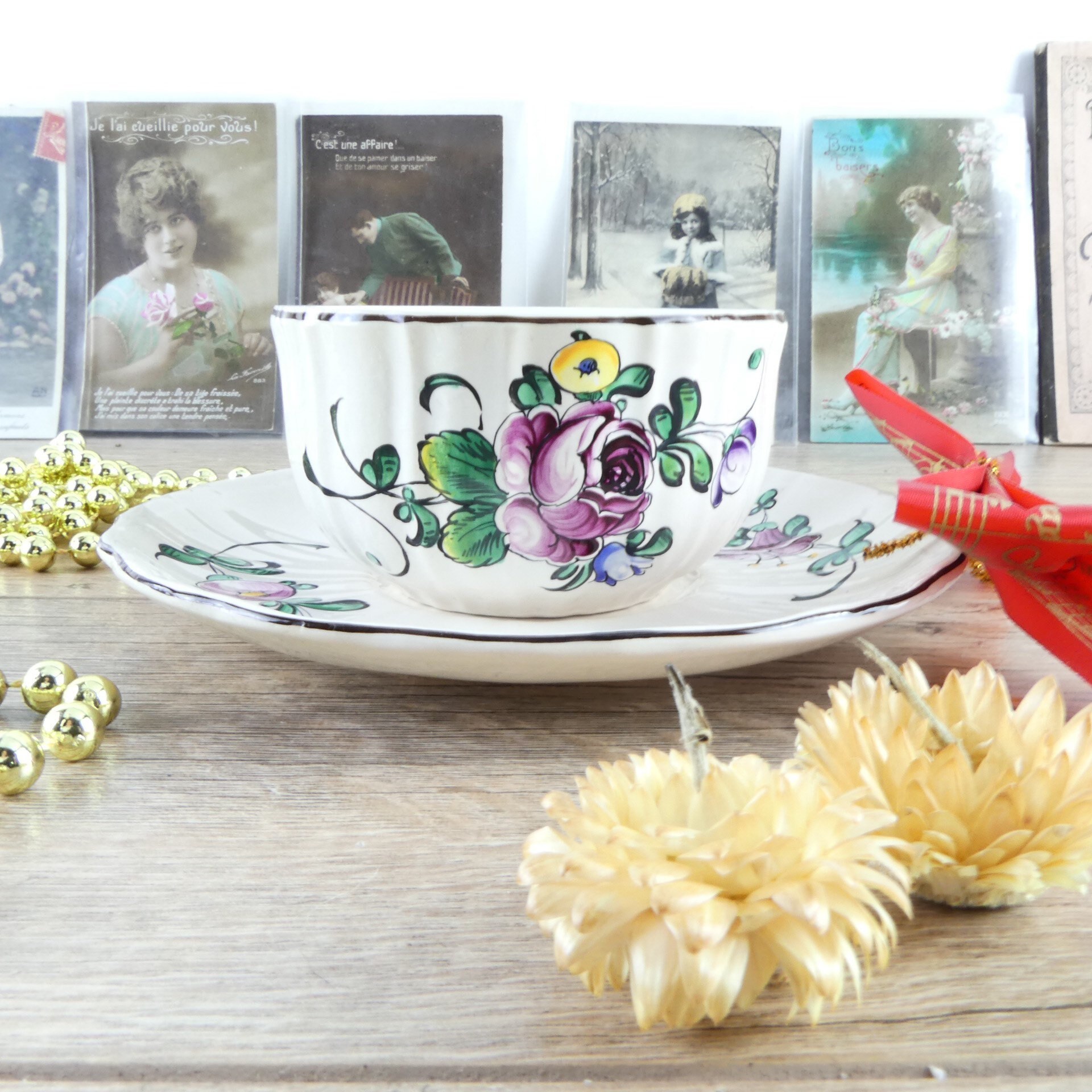 Lot De Vaisselle Vintage : 7 Tasses Et Soucoupes + Pot à Lait - Signé Henri Chaumeil - Décor Strasbourg