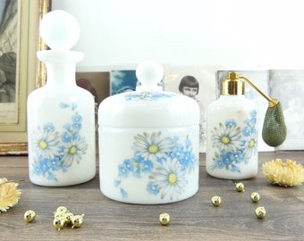 Badezimmer-Set, Badezimmer-Parfüm-Set aus Porzellan, 1950/60, Dekor aus Gänseblümchen und blauen Blumen, altes Parfüm-Set