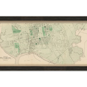 Puede incluir: Un mapa antiguo de Flushing, Nueva York, que muestra las calles y vías fluviales de la zona. El mapa está impreso en blanco y negro con acentos verdes, e incluye el texto "Part of Flushing" y "Flushing Creek".