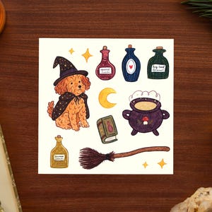 Può includere: Un'illustrazione stravagante con un cane con cappello e mantello da strega, circondato da bottiglie di pozioni, un calderone, una scopa e un libro degli incantesimi. L'opera d'arte ha una calda tavolozza di colori e un tema magico.