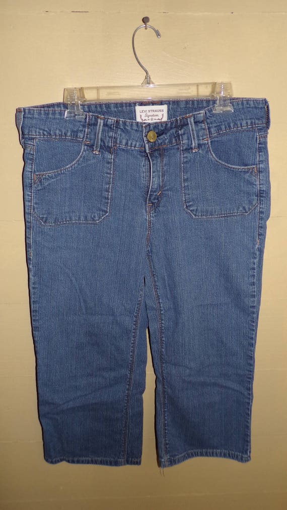 womens levi capris