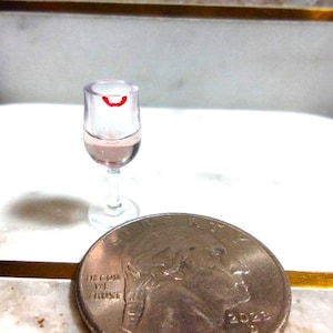 1:12 Scale Miniature Blush Wine With Lipstick Print For Dollhouse