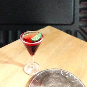 1:12 Scale Miniature Cosmopolitan Cocktail For Dollhouse / Dollhouse Miniatures