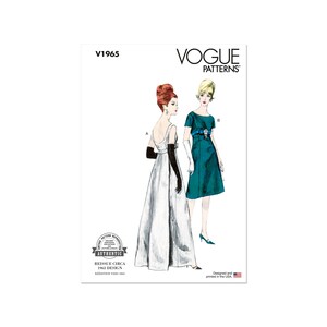 Pode incluir: Padrão de costura Vogue Patterns, reedição vintage de um design de 1963, apresentando dois vestidos para mulheres. O vestido à esquerda é um vestido branco de comprimento até o chão com um decote redondo e uma fenda nas costas. O vestido à direita é um vestido turquesa, de comprimento até o joelho, com um decote redondo e mangas curtas.