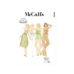 Pode incluir: Padrão de costura vintage McCall's M8596 com quatro designs de moda dos anos 70: um vestido verde com estampa floral, um vestido longo branco, um macacão verde e um macacão listrado. O padrão inclui o texto "Vintage 70's" e "Authentic".