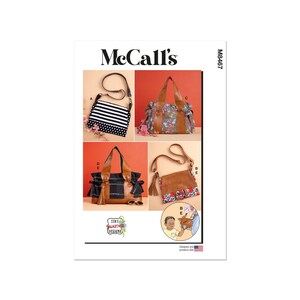 Op de afbeelding: McCall's M8467 naaipatroon voor vier verschillende stijlen handtassen. De handtassen worden getoond in verschillende stoffen en kleuren, waaronder zwart-wit gestreept, bloemen, bruin leer en zwart-wit geruit. Het patroon is ontworpen en gedrukt in de VS.