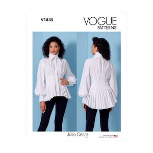 Può includere: Modello di cucito Vogue Patterns per una blusa bianca con colletto alto e vita stretta. Il modello è stato disegnato da Julio Cesar NYC e stampato negli Stati Uniti. Il numero del modello è V1845.