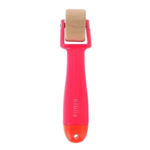 Pode incluir: Uma ferramenta de rolagem rosa e laranja com um rolo de madeira e o texto "BOHIN" impresso na alça.