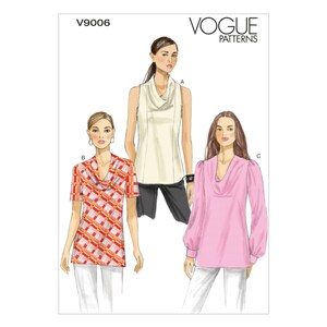 Puede incluir: Patrón de costura Vogue Patterns V9006 para una blusa de cuello de pico con tres opciones de manga diferentes: sin mangas, manga corta y manga larga con hombros abullonados. El patrón incluye una blusa blanca, una blusa estampada en rojo y blanco y una blusa rosa.