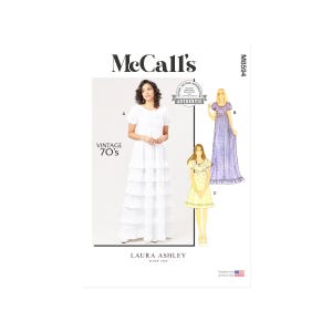 Może przedstawiać: Wzór krawiecki McCall's z vintage'owymi projektami Laury Ashley z lat 70. Wzór zawiera ilustracje trzech różnych stylów sukienek. Główny obraz przedstawia białą suknię maxi z falbanami. Wzór jest oznaczony jako "Autentyczny".