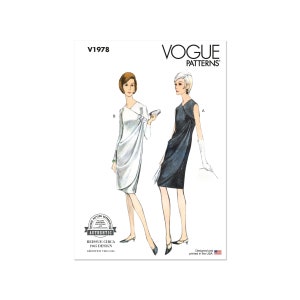 以下が含まれることがあります： Vogue Patternsの1965年デザインのドレス2着の縫製パターン。1着は長袖とリボンのディテールが施された白、もう1着は黒でノースリーブです。このパターンは1965年の復刻版で、米国でデザイン、印刷されています。