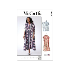 Może przedstawiać: Wzór szycia McCall's M8516 na sukienkę maxi z dekoltem w kształcie litery V i krótkimi rękawami. Wzór zawiera trzy różne opcje tkaniny: wzór w paski, tkaninę w niebiesko-białe wzory i tkaninę w czerwono-białe wzory.