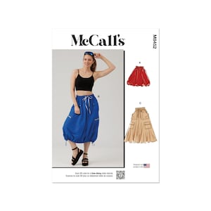 Op de afbeelding: Naai-patroon McCall's M8452 voor drie rokken. Het patroon bevat een rode, een beige en een blauwe rok. De blauwe rok wordt getoond op een model.