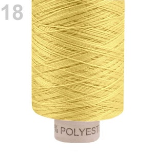 Pode incluir: Uma bobina de fio amarelo com a etiqueta "1018" e "% POLYEST".