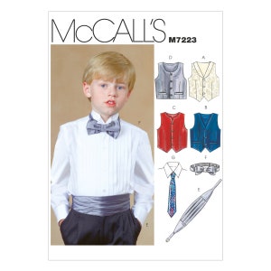 Könnte beinhalten: Ein Schnittmuster für ein formelles Outfit für Jungen, bestehend aus einem weißen Hemd, einer Fliege, einer Weste, einem Kummerbund und einer Krawatte. Die Schnittmuster-Nummer ist McCall's M7223.