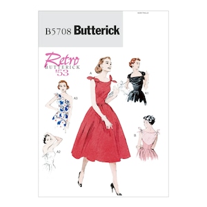 Pode incluir: Um padrão de costura vintage para um vestido com decote de barco e saia franzida. O padrão é da Butterick e é rotulado como "Retro '53". O padrão inclui três vistas diferentes do vestido, uma com um vestido vermelho, uma com um vestido preto e uma com um vestido rosa.