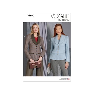 Peut inclure: Patron de couture Vogue Patterns V1972 pour un blazer avec deux styles différents. Le premier style est un blazer à carreaux brun et blanc avec un col vert. Le deuxième style est un blazer bleu clair avec un motif blanc et bleu clair. Les deux blazers ont un col, une fermeture à boutons et des poches.