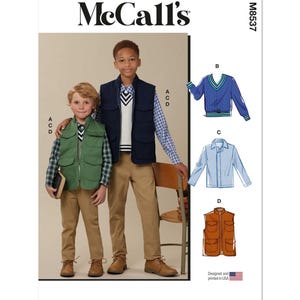 Könnte beinhalten: Nähmuster für Jungenkleidung, mit einem blauen Pullover, einem blauen Hemd und zwei verschiedenen Westen. Die Musternummer ist M8537. Der Text 'Designed and printed in USA' befindet sich am unteren Rand des Bildes.